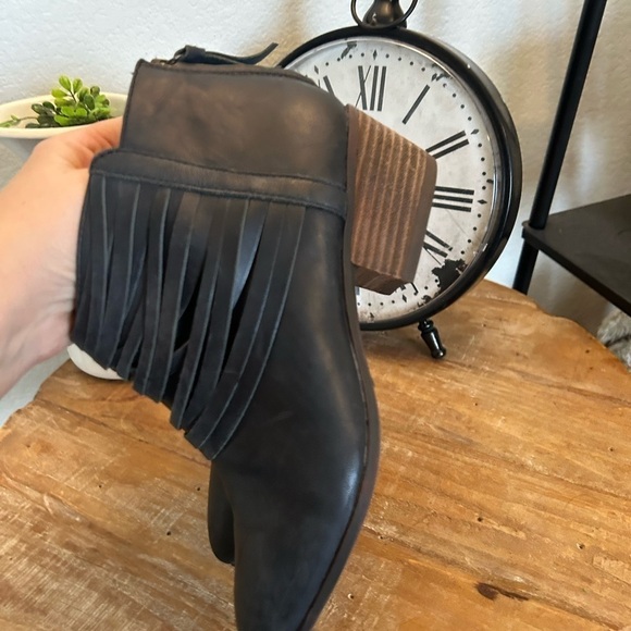 Clarks Artisan SPYE CELESTE Women Black Leather
Back Zip Bootie Boot Size 7 - Picture 4 of 9